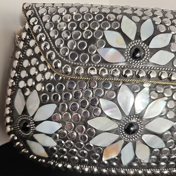 Antik Kraft Women's Hand Made Style Fold Over Metal Clutch/Crossbody - Picture 3 of 7